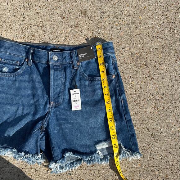 NWT WOMEN EXPRESS JEAN SHORTS BOYFRIEND (MIDID MID RISE FIT Buttonfly) - Picture 3 of 7